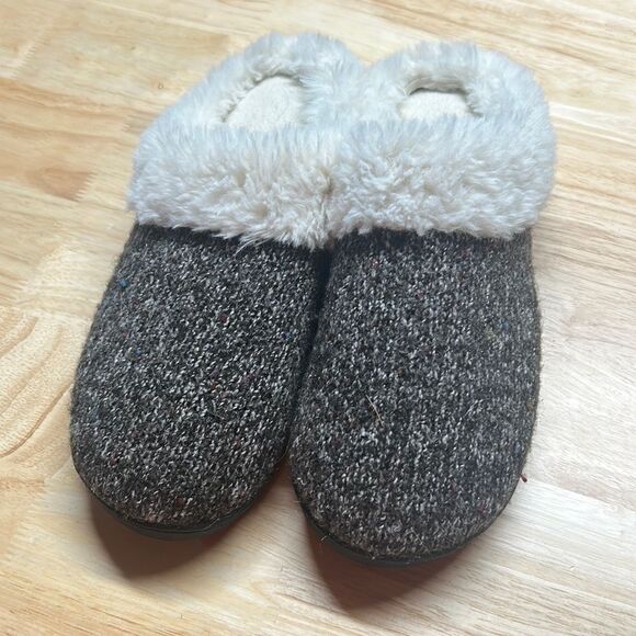 Fuzzy Warm Slippers - Picture 1 of 6